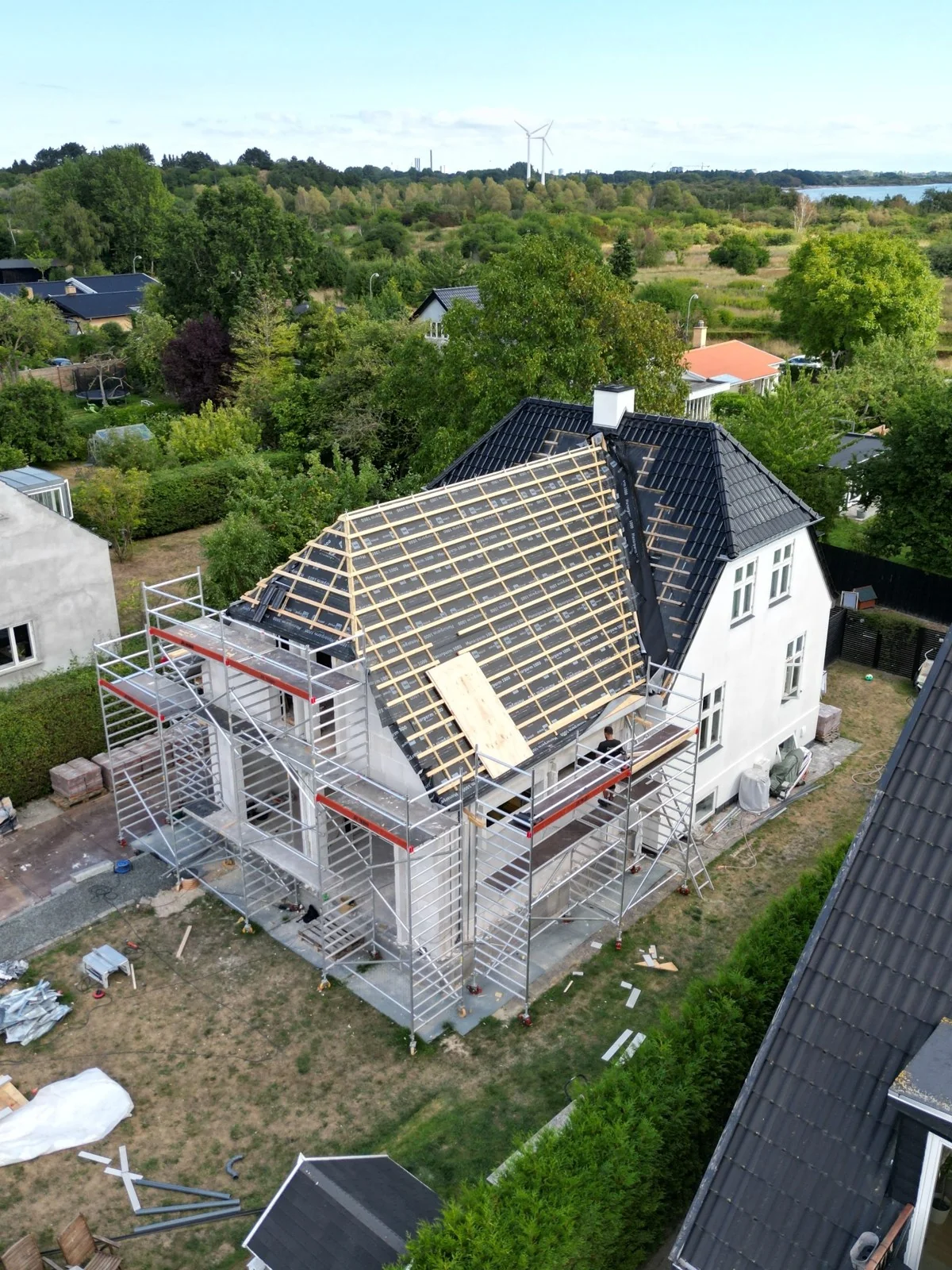 Dronebillede af tilbygning og tagkonstruktion under udførelsen i Hvidovre