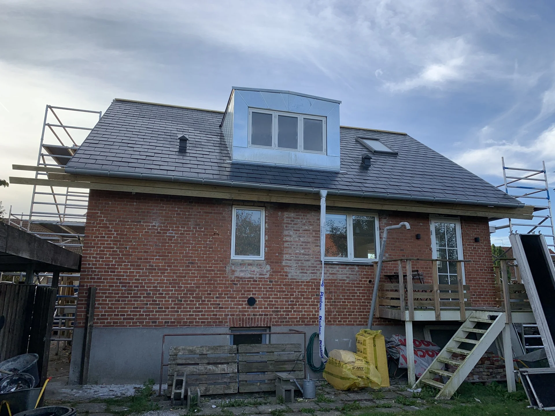 Hus på Juni Alle med naturskifertag, kvist og tagvinduer under renoveringen