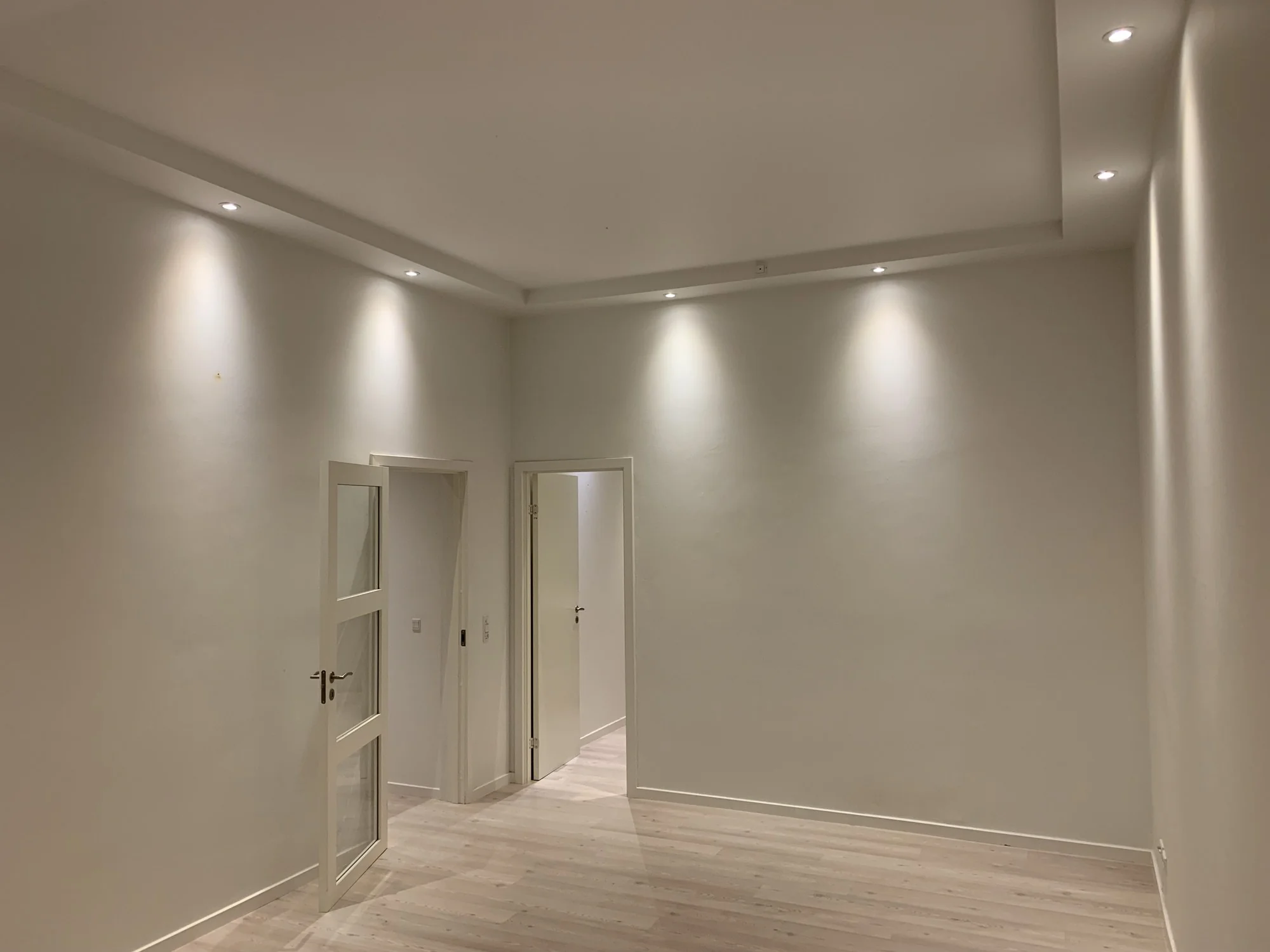 Renoveret stue på Teglgårdsvej med lyse gulve og indbyggede loftspots